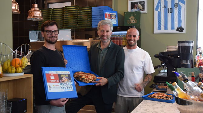Kay Bock, OB Palmer und Luca Leimgruber Im Mai haben Kay Bock von der Dettinger Firma Trikora und Tübingens OB Boris Palmer die Mehrwegboxen in der Pizzeria Luca vorges