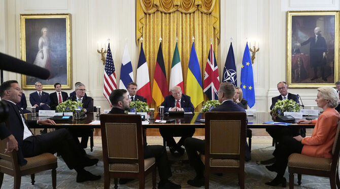 dpatopbilder, Ukraine, Russland, Marco Rubio, Scott Bessent, Ursula Von Der Leyen, Volodymyr Zelenskyy, Mark Rutte, Friedrich Me US-Präsident Donald Trump (M) nimmt an einem Treffen mit Nato-Generalsekretär Mark Rutte (von links), dem britischen Premiermini