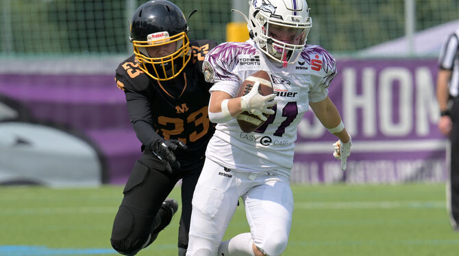 Ellen Geyer (rechts) von den Eagles setzt sich gegen Elisa Weibrecht durch. FOTO: BAUR Ellen Geyer (rechts) von den Eagles setzt sich gegen Elisa Weibrecht durch. FOTO: BAUR