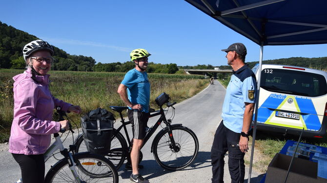 Neckartalradweg Simone und Andi sind gut behelmt auf dem Weg in den Schwarzwald. Zu einem Gespräch mit der Polizei haben sie gerne angehalten.
