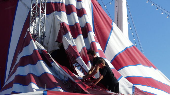 Circus Arena Gitano Frank und sein Sohn schnüren die einzelnen Zirkusdachplanen zusammen.