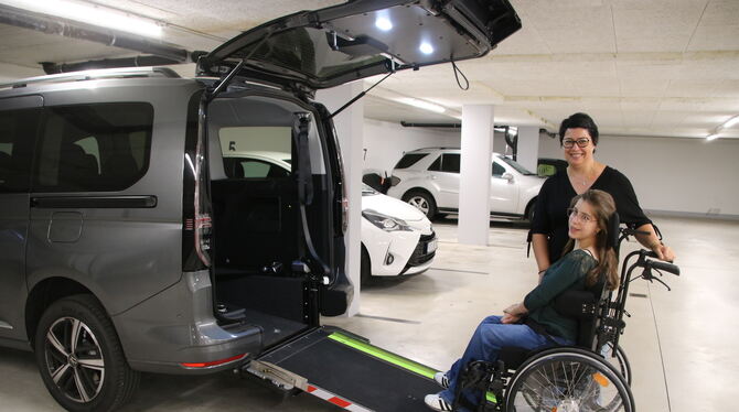 Dettingen Spendenaufruf Umbau Auto Nina Kovjenic und ihre Mutter Nina Lukic freuen sich über das neue, behindertengerecht umgebaute Auto: Die Rollstuhlfahrerin kan