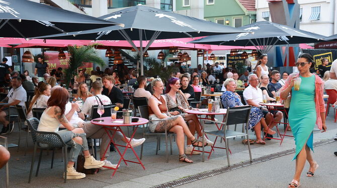sommerfest Die Gastronomie am Marktplatz ist beliebt an lauen Sommerabenden.