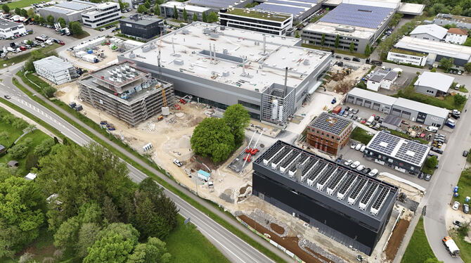 Cellforce Group Das Cellforce-Werk in Kirchengtellinsfurt, hier noch im Bau, wurde mit großem Medienecho eröffnet. Jetzt, rund zweieinhalb Jahre