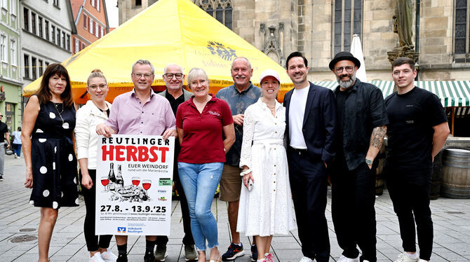 38. Reutlinger Herbst; Wirte; Weindorf Die Wirtsfamilien stellen das Programm für den 38. Reutlinger Herbst vor (von links): Regine Vohrer, Christine und Gerhard Gumpp