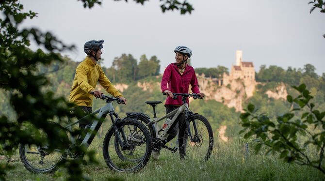 Mountainbiker unterwegs im Gelände mit Blick auf das Schloss Lichtenstein: In einer Konzeption sollen attraktive Trails gesammel Mountainbiker unterwegs im Gelände mit Blick auf das Schloss Lichtenstein: In einer Konzeption sollen attraktive Trails gesammel