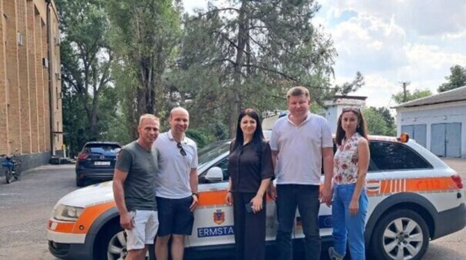 Simon Nowotni (links) und Martin Salzer mit Bürgermeister Serhii Parpulanskyi. Links seine Assistentin Nataliia Kusturova, recht Simon Nowotni (links) und Martin Salzer mit Bürgermeister Serhii Parpulanskyi. Links seine Assistentin Nataliia Kusturova, recht