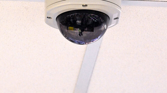 Überwachungskameras,Überwachungskamera,lnw,nwf Es gibt ein Video des Diebstahl in den Metzinger Outlets von einer Überwachungskamera. Das Problem: Die Polizei hat es verschlam