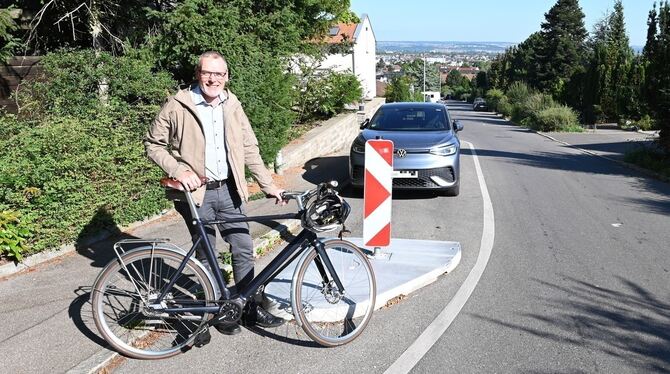Königssträßle Albert Keppler Der Reutlinger Ordnungsamtsleiter Albert Keppler an einer der Fahrbahnverengungen auf dem Königssträßle mit denen Raser zur Räso