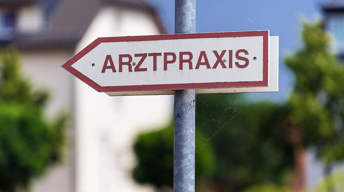 Ein Schild »Arztpraxis« steht an der Straße. (zu dpa: »Stipendium für künftige Landärzte in Brandenburg«)