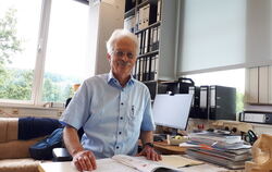 Im Unruhestand: Seniorprofessor Hans-Georg Rammensee forscht weiter – an drei Tagen pro Woche in seinem alten Büro auf der Morge