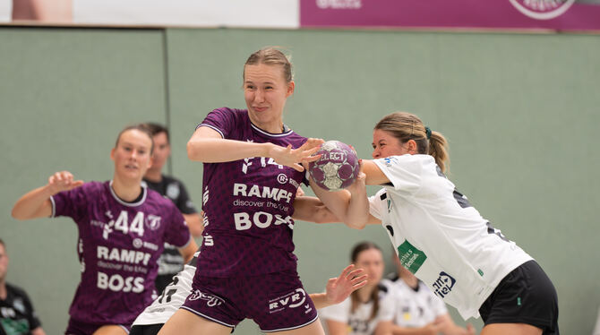 Eine der Neuen im Metzinger Team: Rückraumspielerin Klara Schlegel (Mitte) war die letzte Verpflichtung. FOTO: SCHANZ Eine der Neuen im Metzinger Team: Rückraumspielerin Klara Schlegel (Mitte) war die letzte Verpflichtung. FOTO: SCHANZ