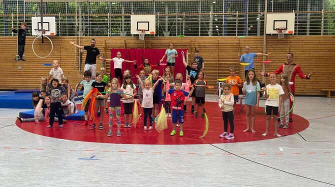 Manche der Kinder haben schon mehrmals im Kindermitmachzirkus trainiert.  FOTO: PRIVAT