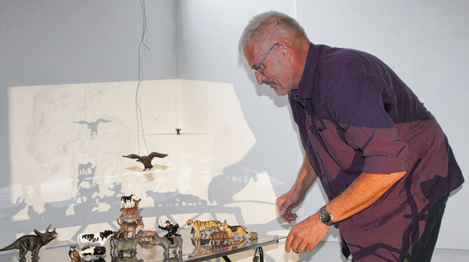 Ulrich Koch in der Pupille Ulrich Koch arrangiert Plastiktiere, die an die Wand projiziert werden - vergängliche Kunst, die nicht magaziniert werden muss.