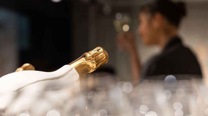 Eine Champagner-Flasche liegt in einem Kühler. Eine Champagner-Flasche liegt in einem Kühler.