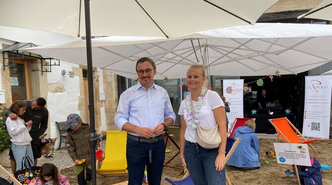 Gomaringer Beach Bügermeister Steffen Heß und Organisatorin Nadja Kwiatkowski trotzten dem Regen bei der Eröffnungsfeier des diesjährigen Gomarin