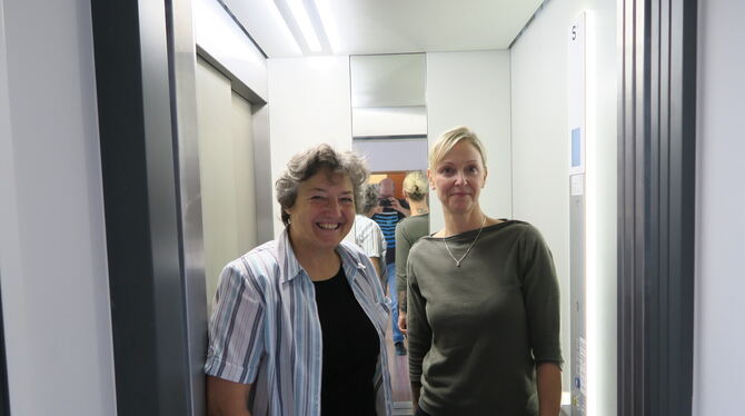 Pliezhausen Bürgerverein Altenhilfe St. Franziskus Gemeindezentrum katholisch Lift Aufzug Monika Koch (links) und Michèle Turner zeigen, dass der Zugang zum katholischen St. Franziskus Gemeindezentrum in Pliezhausen ba