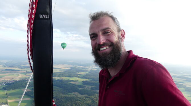Heißluftballon Martin Binder liebt die Ruhe und Stille auf bis zu 3.000 Meter Höhe. Mit seinem Heißluftballon ist er bis zu 90 Mal im Jahr in d
