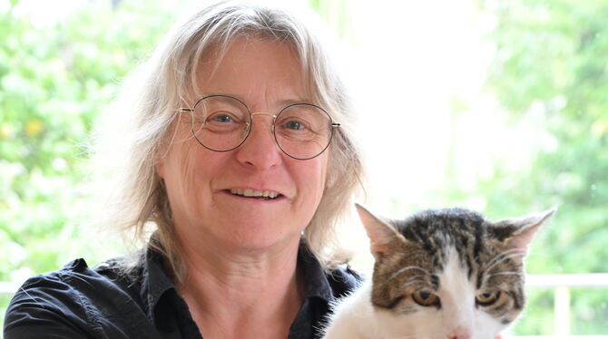 Die Initiatorin des  Betreuungsnetzwerks Dr. Dorothee Wiest mit ihrem Kater Rodney.
