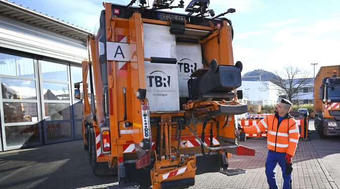 Biomüll, TBR, Mülllaster Müllabfuhr-Mitarbeiter Henrique Barbosa an einem der Biomülllaster der TBR.