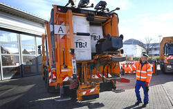 Müllabfuhr-Mitarbeiter Henrique Barbosa an einem der Biomülllaster der TBR.