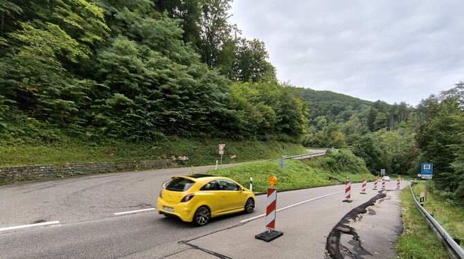 Die Sirchinger Steige wird ab Montag, 25. August, gesperrt. Rechts ist der Hangrutsch zu sehen, wegen dem die Straße schon seit