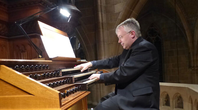 Reutlinger Orgelsommer Torsten Wille an der großen Orgel der Reutlinger Marienkirche.