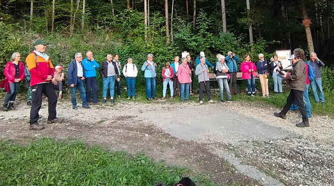 Liedermacher Matthias Flad sang am »Jauchbänkle« eigene Kompositionen. Liedermacher Matthias Flad sang am »Jauchbänkle« eigene Mundart-Kompositionen zur Gitarre