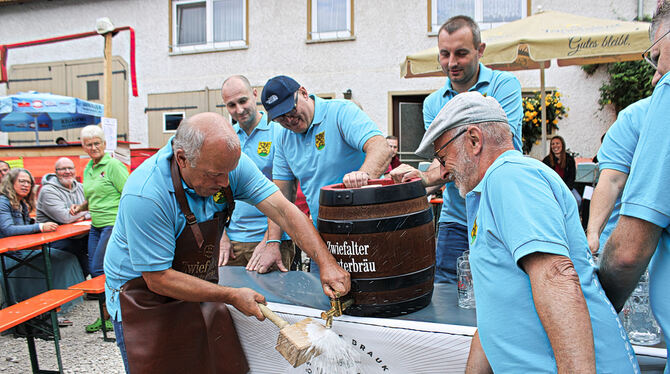 Fassanstich Holzelfingen Martin Schwarz Am Samstag brachte Ortsvorsteher Martin Schwarz mit fünf Schlägen das Freibier zum Fließen.