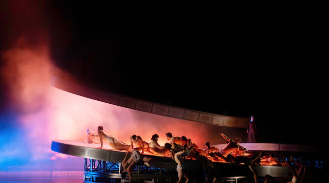 Salzburger Festspiele Eindrucksvolle Licht- und Farbenregie: »Maria Stuarda« in Salzburg.