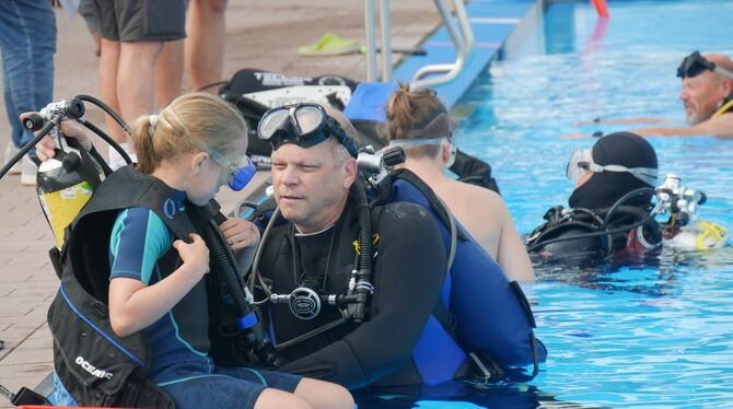 Schnuppertauchen Zum »Schnuppertauchen« hatte der Reutlinger Tauchclub am gestrigen Sonntag ins Freibad eingeladen.