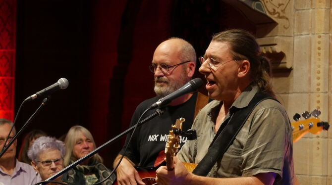 nix wie raus Band Katharinenkirche 2025 Andreas Rau singt mit rauer Stimme, Joachim Fritz spielt den Bass.