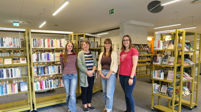 Mediothek Pliezhausen Bücher Bücherei Bibliothek Die Schülerhelferin Emilia Haas, die Leiterin Alexandra Meyer und die Mitarbeiterinnen Katharina Klein und Maren Schwaderer (von