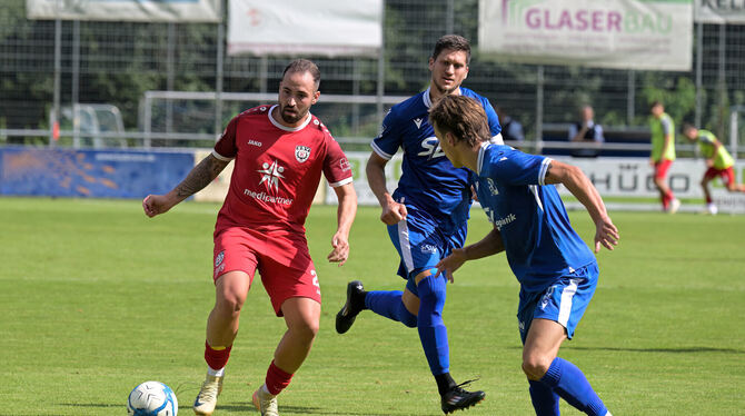 Baden-Wuerttemberg, Fussball, Maenner, OL, Oberliga, Saison 2025/26, wfv Gegen den SV Oberachern einer der stärksten Reutlinger: Luca Plattenhardt (am Ball).