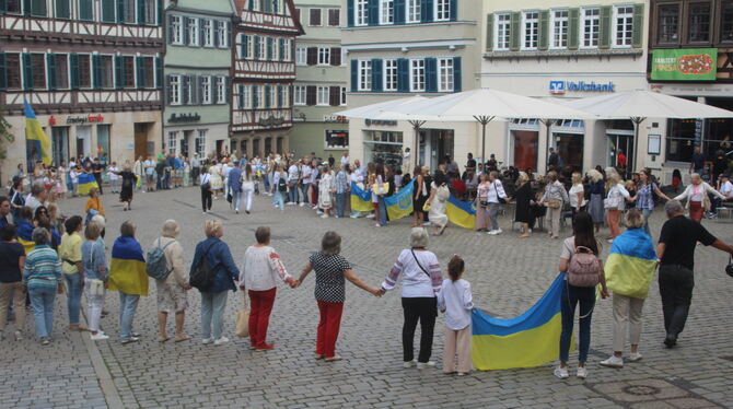 Menschenkette Ukraine Die »Menschenkette der Verbundenheit« reichte vom Marktplatz zur Stiftskirche.