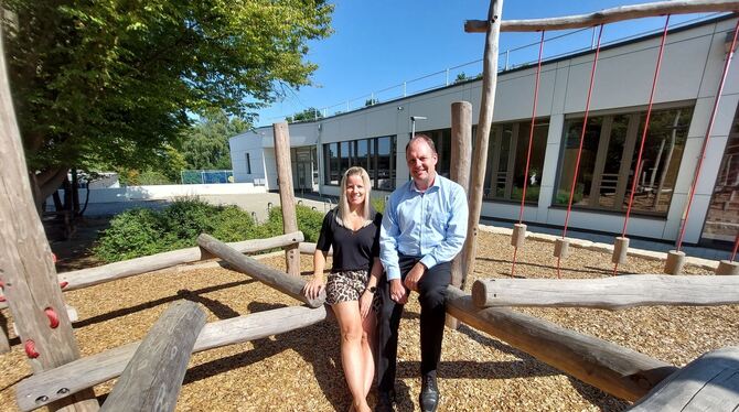 Förderverein Cathrin Klingeberg und Dirk Walker auf dem Spielplatz der Silcherschule: Er wurde komplett aus Rücklagen des Fördervereins bezah