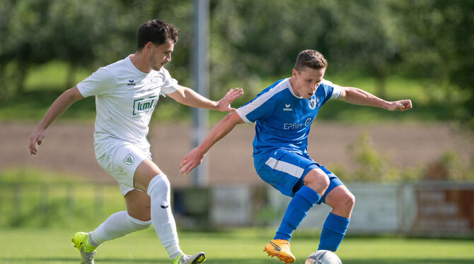 Bezirksliga, SGM Dettingen/Glems (blau), TSV Sickenhausen (weiß),Adrian Allmendinger (ws), Fabian Schuster (blau) Dettingens Torschütze Fabian Schuster (am Ball) im Zweikampf mit Adrian Allmendinger vom TSV Sickenhausen.