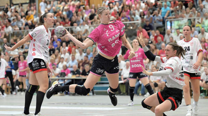 Naina Klein (Mitte) wirft das Metzinger Team noch in die zweite Verlängerung, aber dort ist Nürtingen stärker.