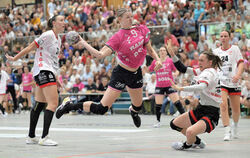 Naina Klein (Mitte) wirft das Metzinger Team noch in die zweite Verlängerung, aber dort ist Nürtingen stärker.