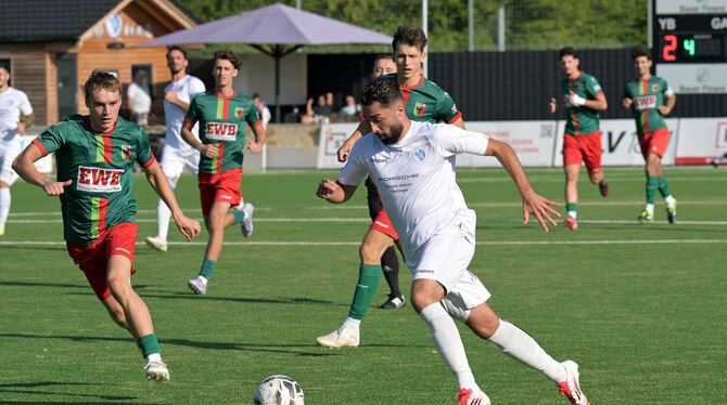 Fussball, Maenner, Saison 2025/26, VL, Verbandsliga, Wuerttemberg, wfv Young-Boys-Angreifer Marko Drljo erzielt in der ersten Hälfte einen Doppelpack.