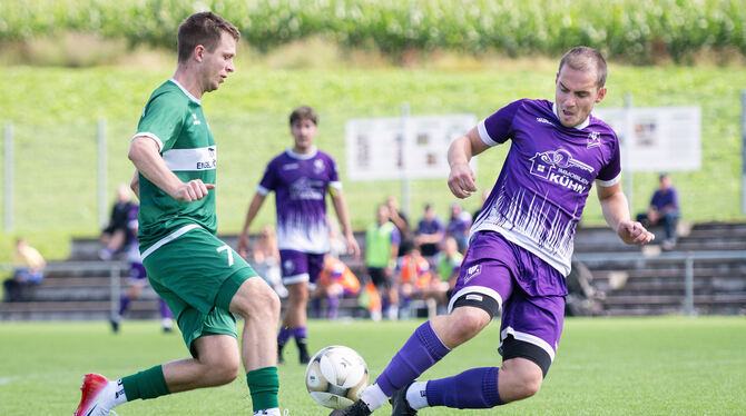 Sören Mayer (TSV Eningen, links) und Jan Eberle vom SV Wannweil kämpfen um den Ball.