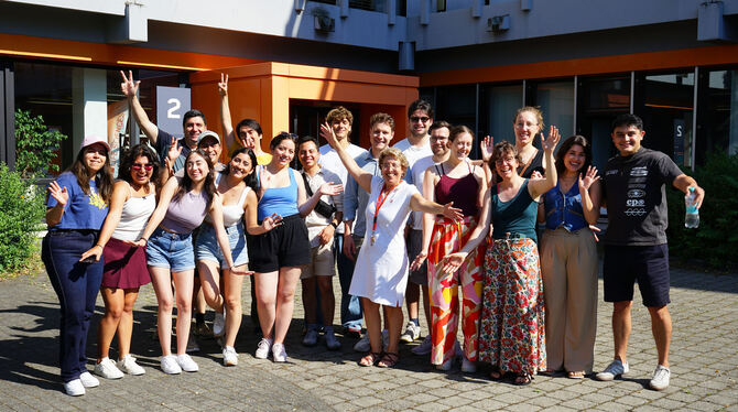 Die Studierendengruppe der Universidad San Francisco de Quito aus Ecuador gemeinsam mit deutschen Studierenden sowie Professor P Die Studierendengruppe der Universidad San Francisco de Quito aus Ecuador gemeinsam mit deutschen Studierenden sowie Professor P