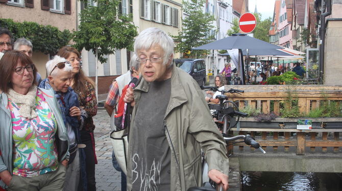 Führung Ammerkanal Tübingen Margarethe Gönner, rechts, mit Gruppe in der Ammergasse.