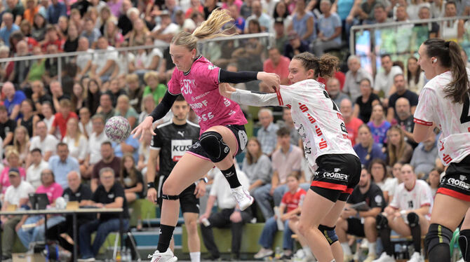 Handball / DHB / HBF / Frauen / Alsco Handball Bundesliga Frauen / Alsco HBF/ DHB-Pokal / 1.Runde / Saison 2025/2026 An Charlotte Cholevova hängt zur Zeit viel. Die Metzinger Mitspielerinnen im Rückraum übernehmen derzeit zu wenig Verantwortung.
