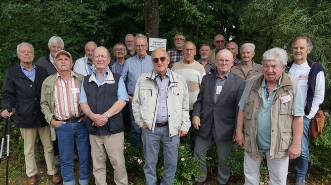 Gruppenfoto vor der vor 21 Jahren gepflanzten Winterlinde. Links steht der ehemalige Kompaniechef Thilo Throm. Hans Jörg Störmer Gruppenfoto vor der vor 21 Jahren gepflanzten Winterlinde. Links steht der ehemalige Kompaniechef Thilo Throm. Hans Jörg Störmer