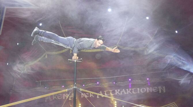 »Circus Arena« bringt die Zuschauer mit besonderer Aktobatik zum Staunen. FOTO: SANDER »Circus Arena« bringt die Zuschauer mit besonderer Aktobatik zum Staunen. FOTO: SANDER
