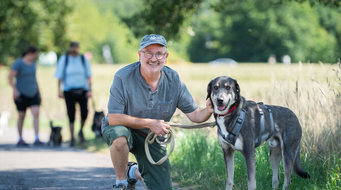 Die ehrenamtlichen Gassigeher machen sich auf den Weg. Unter ihnen Götz Erbele mit dem vierbeinigen Tierheim-Neuzugang Gustav.