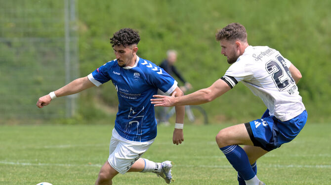 Fussball, Maenner, Saison 2024/25, VL, Verbandsliga, Wuerttemberg, wfv Spielte in den letzten beiden Jahren beim VfL Pfullingen: Aris-Cosmin Dragulin (links).