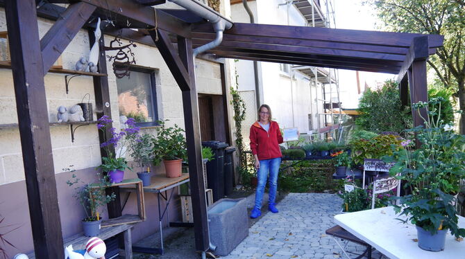 Gundula Lutz, Eigentümerin von Majas Werkstüble, freut sich über ihre begehbare Terrasse mit Pergola sowie die Unterstützung aus Gundula Lutz, Eigentümerin von Majas Werkstüble, freut sich über ihre begehbare Terrasse mit Pergola sowie die Unterstützung aus