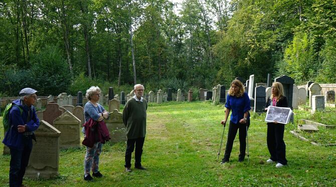 Der jüdische Friedhof in Wankheim ist immer wieder Ort öffentlicher Führungen und zeugt vom einstigen Leben. FOTO: STRAUB Der jüdische Friedhof in Wankheim ist immer wieder Ort öffentlicher Führungen und zeugt vom einstigen Leben. FOTO: STRAUB